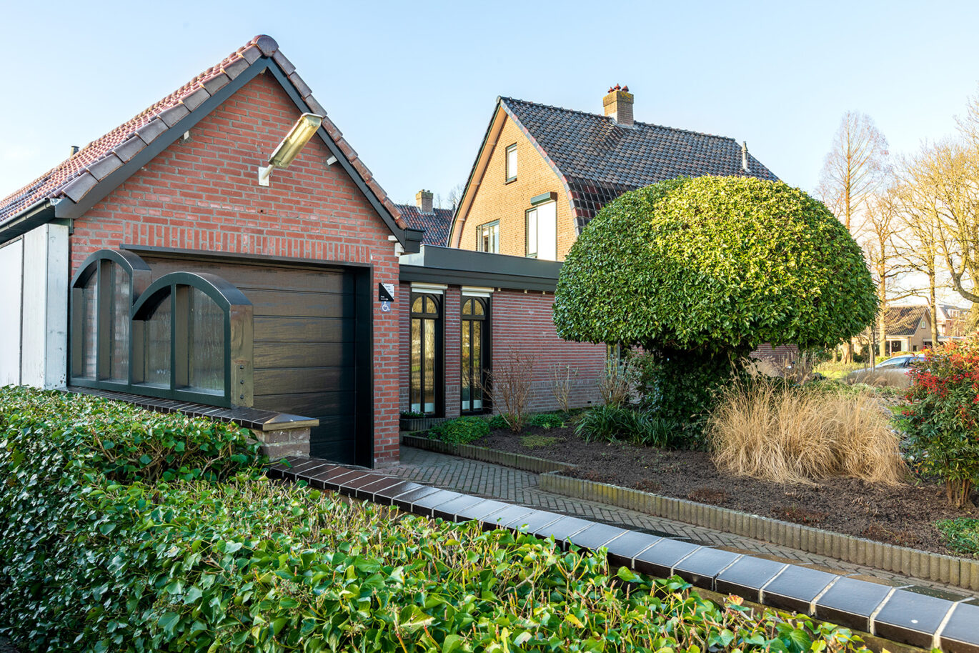 In de showroom van Ruiter Garagedeuren vindt u diverse sectionaaldeuren