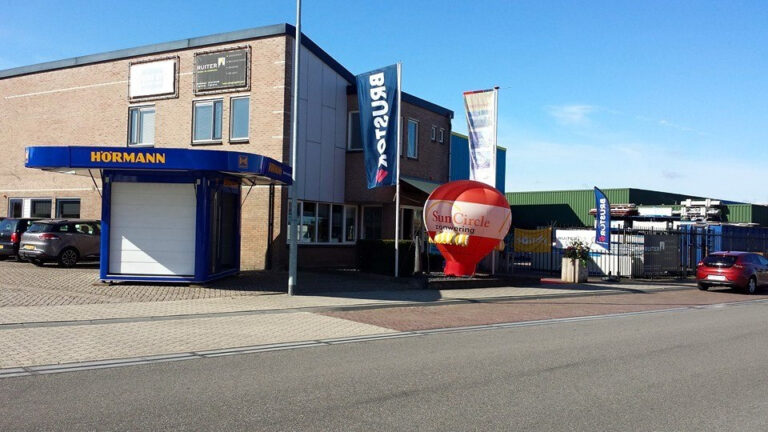 De eerste showroom van Ruiter Garagedeuren, aan de Nijverheidsweg in Barneveld