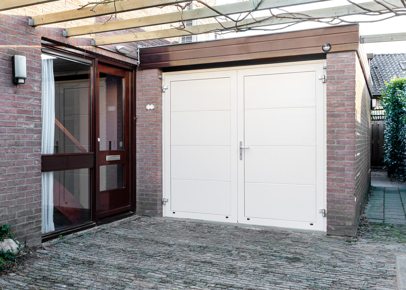 In de showroom van Ruiter Garagedeuren vindt u diverse openslaande garagedeuren