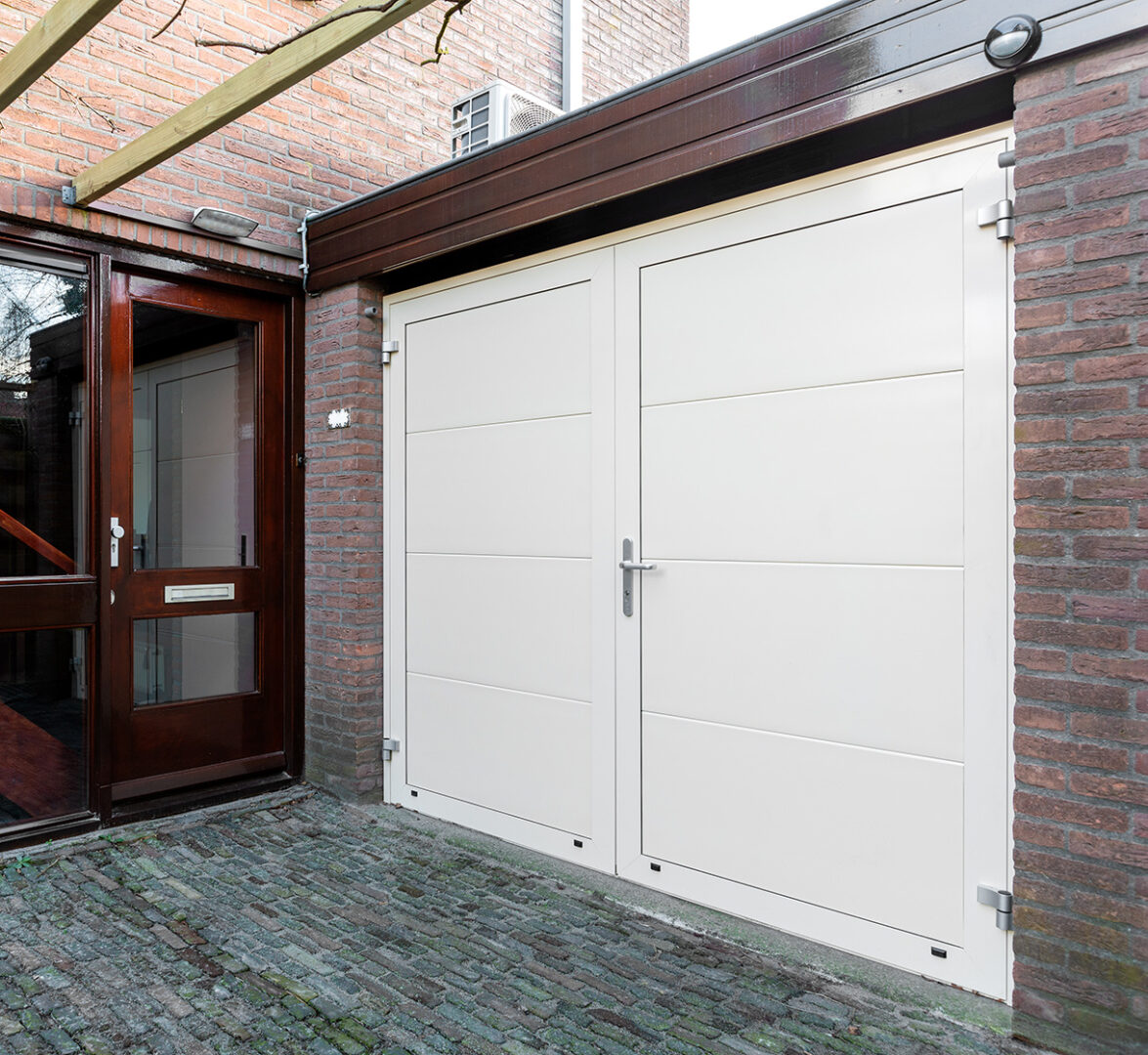 Een openslaande garagedeur, Ruiter levert deze vanuit de showroom in Barneveld